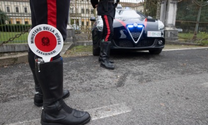 Aggredisce la compagna, poi si scaglia contro i carabinieri