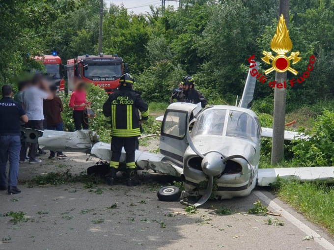 Paura in via Madonnina a Padova, ultraleggero atterra in strada