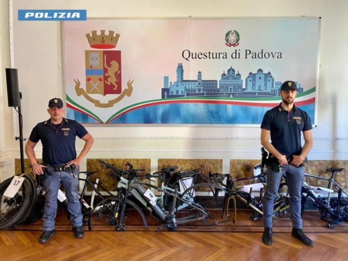 Furti a tema nei giorni del Giro: 9 bici di valore sequestrate ad un autista che le stava portando in Serbia