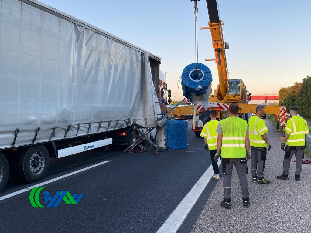 Tir perde delle bobine in A4 e causa 20km di coda