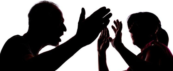 Pugno in testa alla madre, lei si chiude in camera e lui prova a sfondare la porta