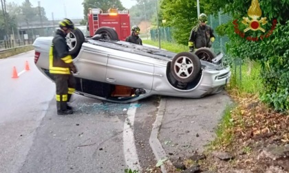 Auto colpisce un palo della luce e finisce a testa in giù a Padova