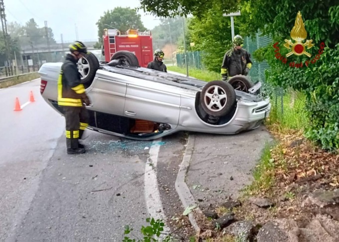 Auto colpisce un palo della luce e finisce a testa in giù a Padova