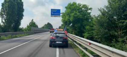 Travolto da un’auto in piena notte dopo essere stato sbalzato sulla corsia opposta