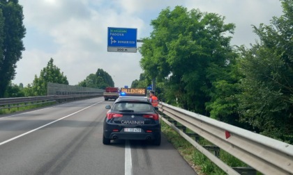 Travolto da un'auto in piena notte dopo essere stato sbalzato sulla corsia opposta