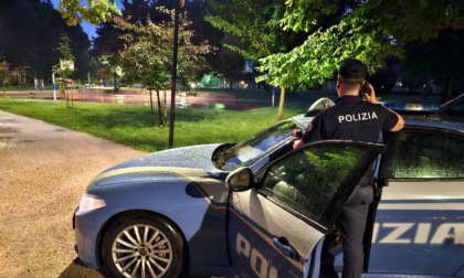Droga tra le famiglie al parco: 18enne sorpreso a spacciare dalla Polizia