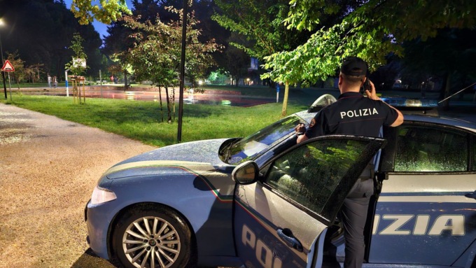 Droga tra le famiglie al parco: 18enne sorpreso a spacciare dalla Polizia