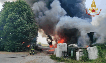 Incendio in un capannone a Urbana, bruciati materiali plastici: "Tenete chiuse le finestre"