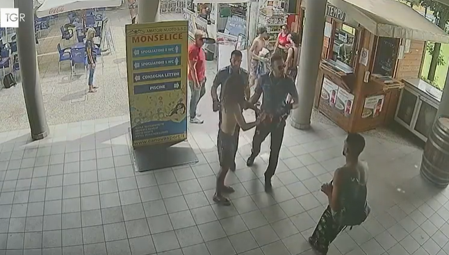 Baby Touché aggredisce lo staff della piscina: “Voleva i lettini gratis”