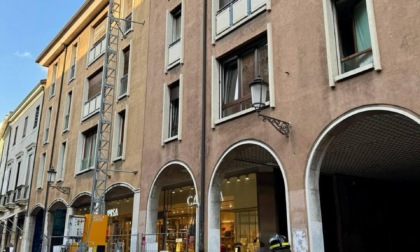 Colpito da un'asse caduta dal montacarichi, deve ricorrere alle cure dell'ospedale