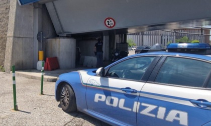 Vivere nell'intercapedine del cavalcavia Unità d'Italia: due nordafricani tra sporcizia e rifiuti