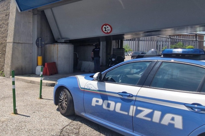 Vivere nell’intercapedine del cavalcavia Unità d’Italia: due nordafricani tra sporcizia e rifiuti