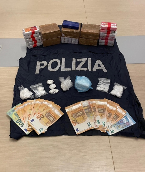 Trasforma il suo garage in un deposito di hashish e cocaina