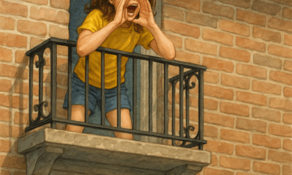 Assedia la moglie dopo la separazione, la figlia disperata chiede aiuto dal balcone: "Vuole sfondare la porta"