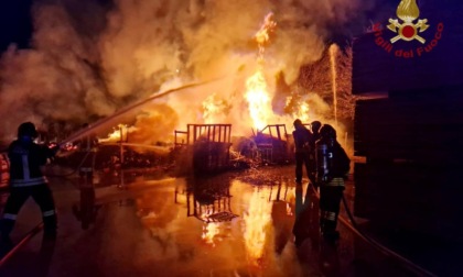 Nella notte incendio lambisce deposito aziendale di legna e materiale combustibile