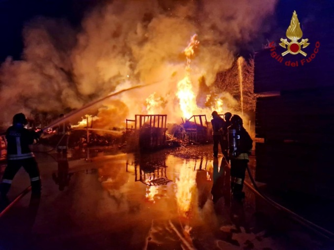 Nella notte incendio lambisce deposito aziendale di legna e materiale combustibile