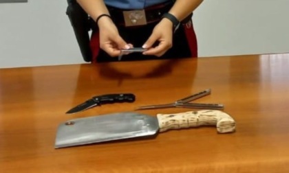 Mannaia e coltelli in auto, 56enne fermato a un posto di blocco e trovato con un arsenale di lame