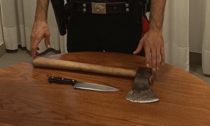41enne minaccia con coltello e ascia un gruppo di giovani sul Brenta
