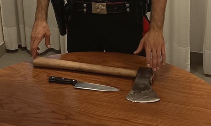 41enne minaccia con coltello e ascia un gruppo di giovani sul Brenta