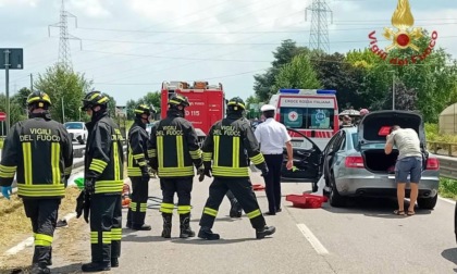Morto motociclista che si scontra con un'auto lungo la strada dei Vivai