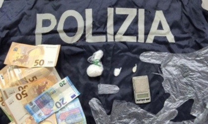 Eroina venduta in strada e cocaina nascosta in cantina: due pusher arrestati in meno di 24 ore