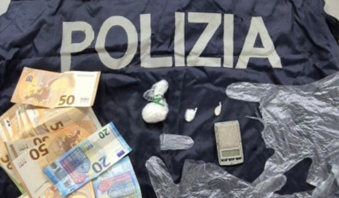 Eroina venduta in strada e cocaina nascosta in cantina: due pusher arrestati in meno di 24 ore