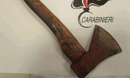 In giro per strada con un'ascia, scatena il panico a Galliera Veneta