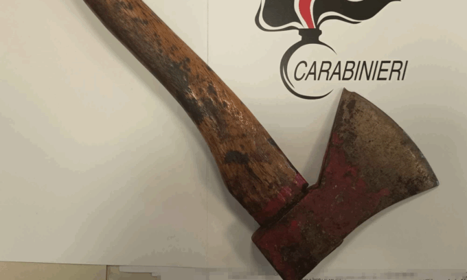 In giro per strada con un’ascia, scatena il panico a Galliera Veneta