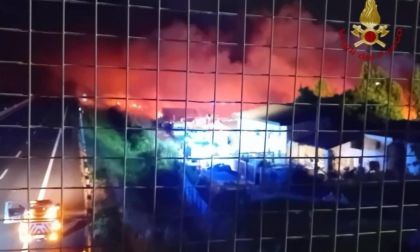 Incendio in un deposito a Villafranca Padovana: chiuso un tratto dell’A4, fiamme e fumo anche sui cavi elettrici
