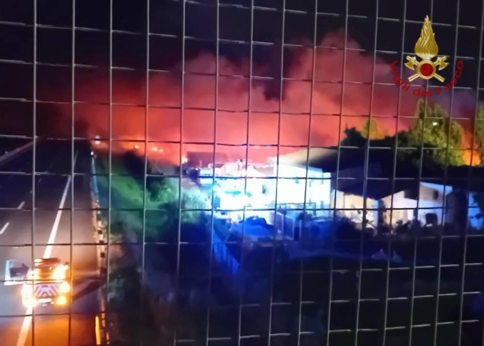 Incendio in un deposito a Villafranca Padovana: chiuso un tratto dell’A4, fiamme e fumo anche sui cavi elettrici