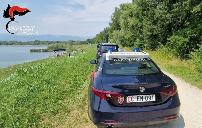 Minaccia con coltello e ascia un gruppo di giovani sul Brenta: denunciato un 41enne