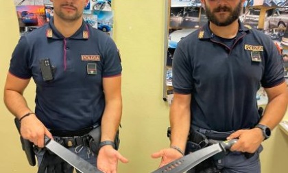 Due grossi ed affilatissimi machete oltre che un coltello a serramanico, per dormire tranquillo