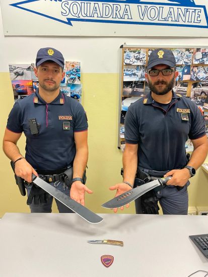 Due grossi ed affilatissimi machete oltre che un coltello a serramanico, per dormire tranquillo