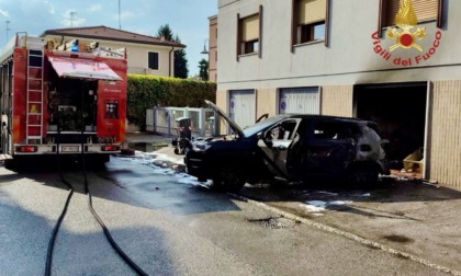 Auto ibrida va a fuoco in un garage