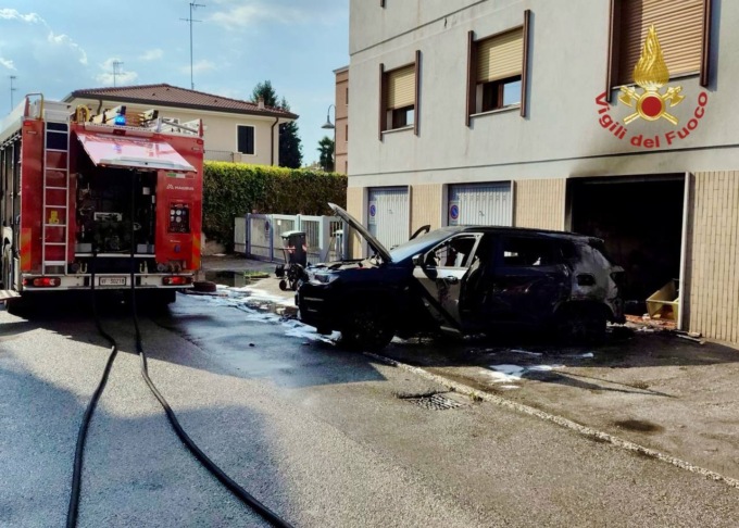 Auto ibrida va a fuoco in un garage
