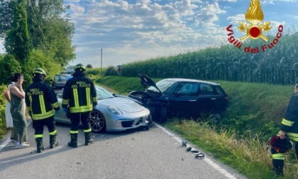 Frontale tra una Porsche e una 500 L a Legnaro, due feriti