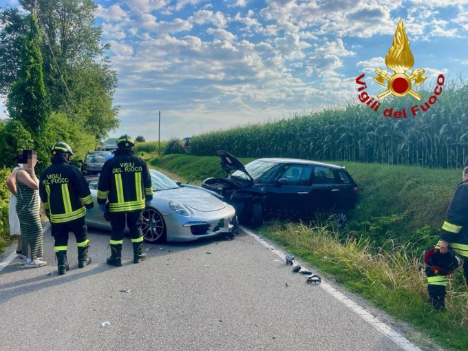 Frontale tra una Porsche e una 500 L a Legnaro, due feriti