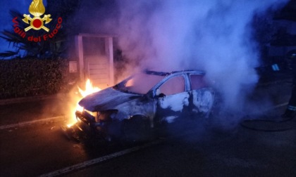 Fiamme nella notte a Piazzola sul Brenta, distrutte due auto parcheggiate