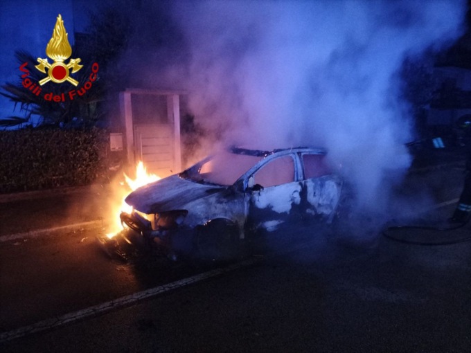 Fiamme nella notte a Piazzola sul Brenta, distrutte due auto parcheggiate
