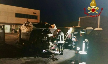 Incendio nella notte in un ecocentro a Merlara: a fuoco sette mezzi dei rifiuti