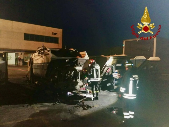 Incendio nella notte in un ecocentro a Merlara: a fuoco sette mezzi dei rifiuti