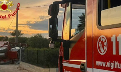 Esce di strada e si ribalta con il mezzo agricolo