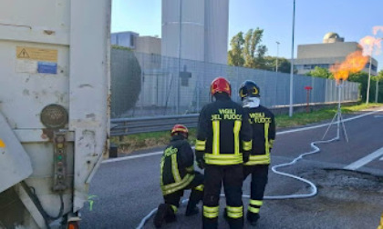 Incidente tra camion trasporto rifiuti, una Ferrari ed una Yaris