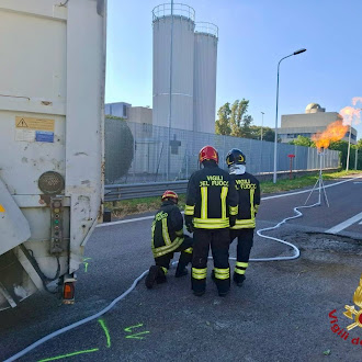 Incidente tra camion trasporto rifiuti, una Ferrari ed una Yaris