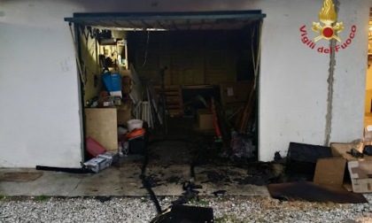 A fuoco un garage: colpa di un fulmine!