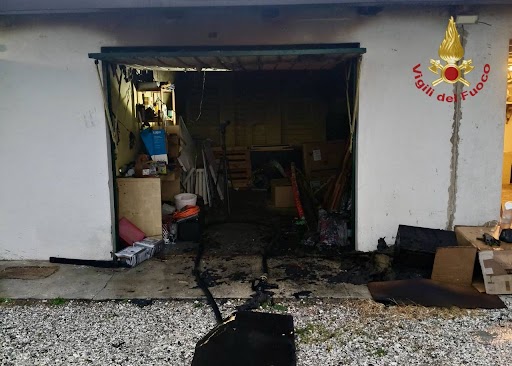 A fuoco un garage: colpa di un fulmine!