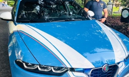 Aggredisce la compagna in pieno centro, poi si scaglia anche contro gli Agenti