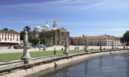 In mutande in Prato della Valle a prendere il sole. Zaia: "Il Veneto non è un luna park: daspo contro il turismo cafone"