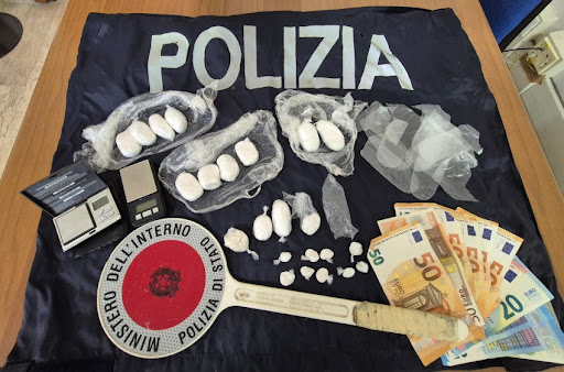 Fermato mentre spacciava in via Facciolati, a casa teneva il resto