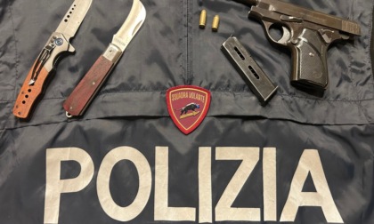 39enne scoperto con pistola clandestina, in casa aveva documenti falsi e coltelli